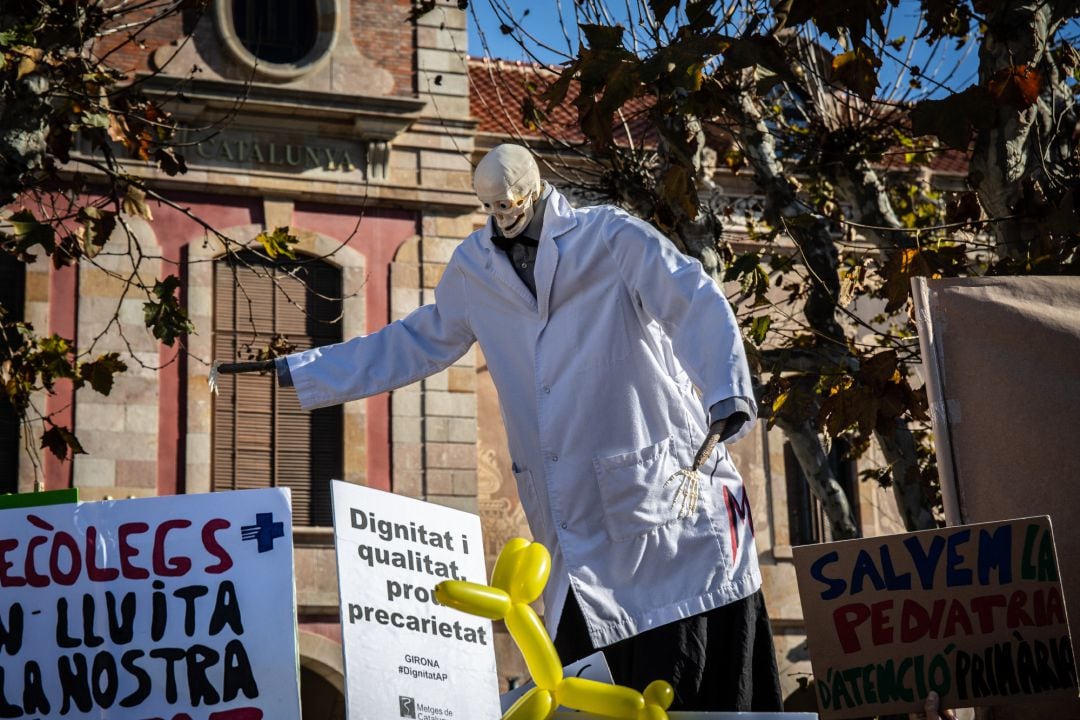 Concentración de médicos ante el Parlament de Cataluña.