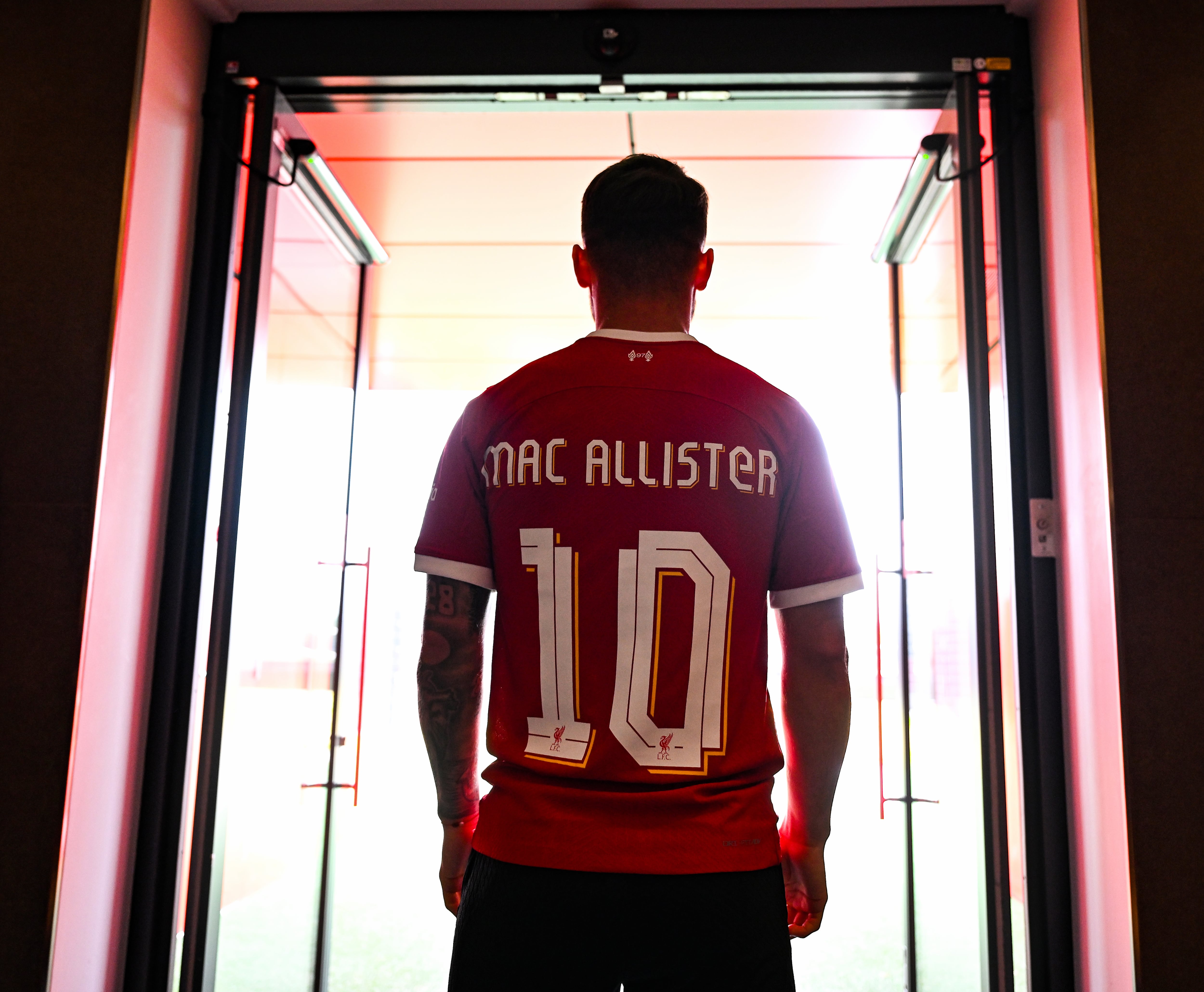 Alexis Mac Allister posa con el 10 del Liverpool en su presentación. (Andrew Powell/Liverpool FC via Getty Images)