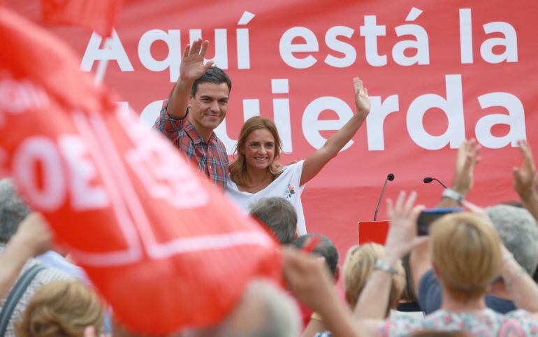 l candidato a la secretaría general del PSOE, Pedro Sánchez, apoyado por Susana Sumelzo, participa en un acto de campaña con militantes del partido en Zaragoza