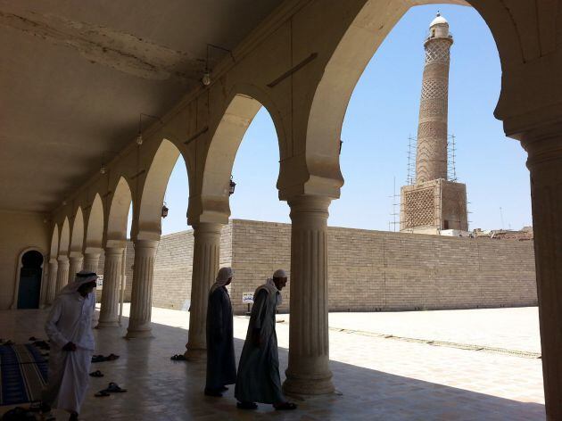 otografía de archivo fechada el 9 de julio de 2014 que muestra gente saliendo de la mezquita Al Nuri en Mosul (Irak).