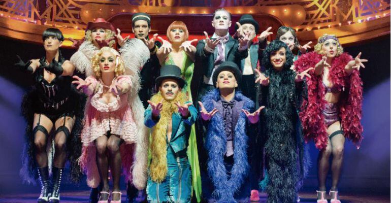 Els personatges del musical, convidant el públic a anar amb ells a viure el Cabaret.