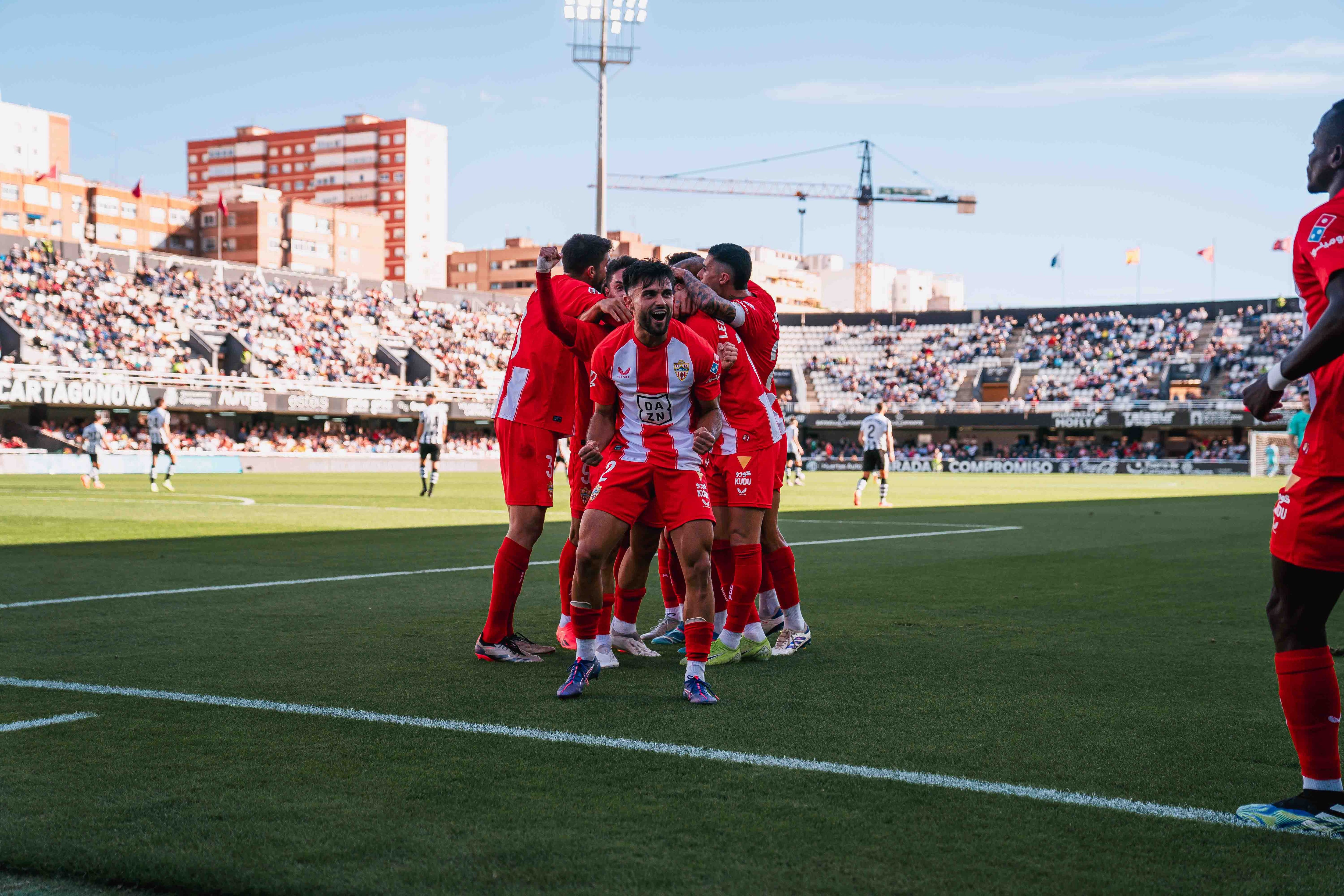 Los jugadores celebrando y su afición botando en Cartagena.