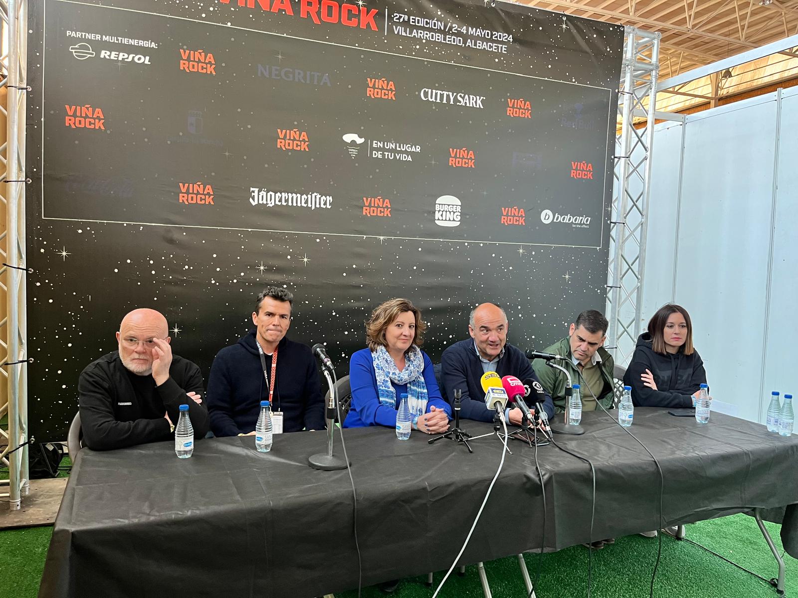 Rueda de prensa del Viña Rock 2024. De izquierda a derecha, el segundo es Juan Carlos Gutiérrez, director del festival; a su lado y de azul la consejera de Economía, Empresas y Empleo, Patricia Franco y justo al otro lado de la consejera el alcalde de Villarrobledo, Valentín Bueno