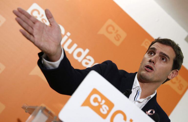 GRA171. MADRID, 19/10/2015.- El presidente de Ciudadanos, Albert Rivera, durante la rueda de prensa que ha ofrecido hoy tras la reunión en Madrid de la Ejecutiva Nacional de su partido. EFE/Mariscal