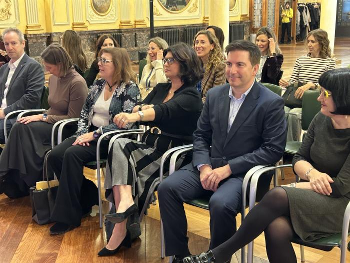 Profesores y responsables de los centros educativos (Teresa y Olga del IES Biello Aragón), acudían a la entrega del premio