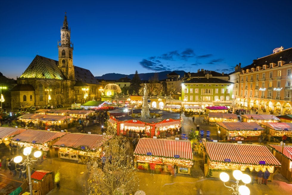 La región de Trentino-Alto Adigio, al norte de Italia, casi pegando a Austria, está plagada de mercadillos navideños preciosos rodeados de montañas. Bolzano es la ciudad más poblada de esta zona y su mercado junto a la catedral es pequeño pero coqueto.