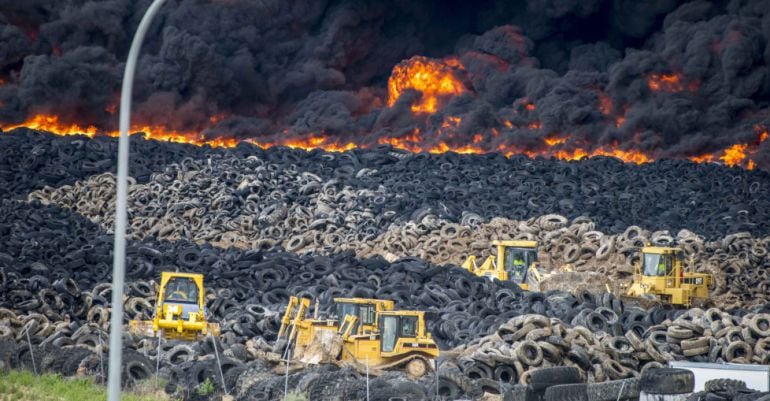 Imagen del incendio en el vertedero de neumáticos de Seseña que se inició el 13 de mayo de 2016