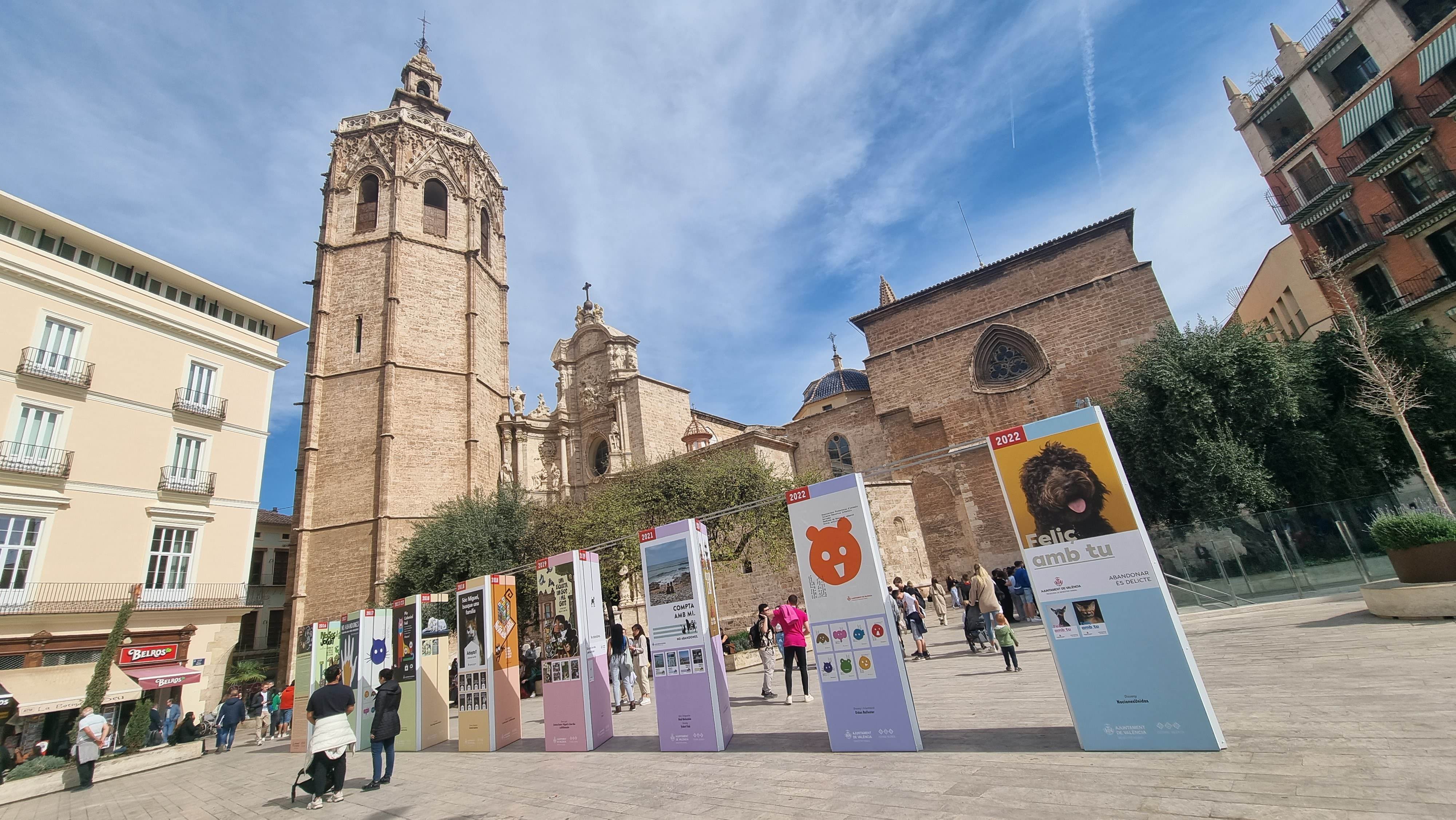 La plaza de la Reina acoge la exposición &quot;València, ciudad amiga de los animales&quot;