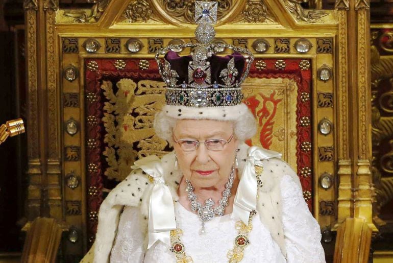 Fotografía de archivo de 2014 que muestra a la reina Isabel II mientras pronuncia un discurso en la Cámara de los Lores