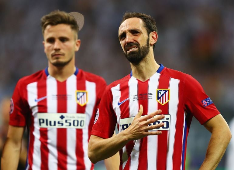 Juanfran llora al término de la final de la Champions en San Siro