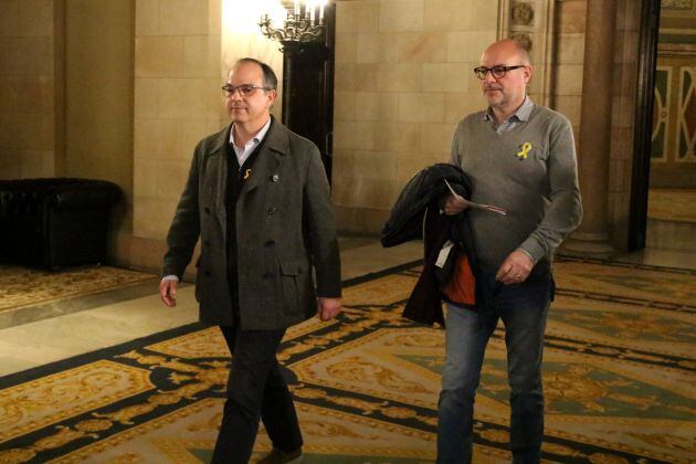 Els diputats de JxCAT Jordi Turull i Pep Riera, als passadissos del Parlament, dirigint-se aquest vespre a la reunió del grup