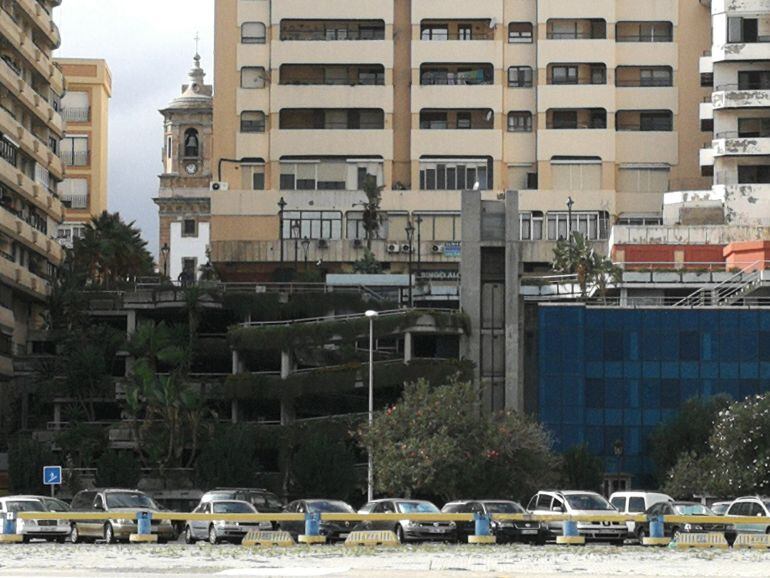 Imagen frontal de la fachada del edificio y del parking &#039;Escalinata&#039;.