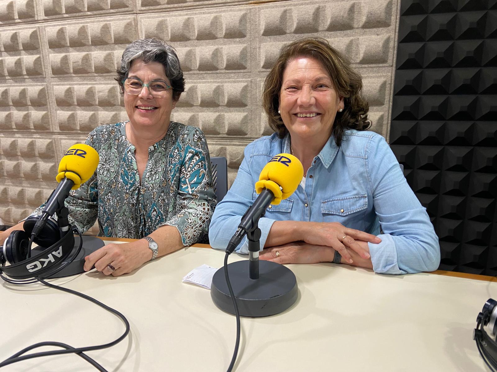 Inma García y Teresa Oliva (tesorera y presidenta de la Junta local de la Asociación contra el Cáncer)