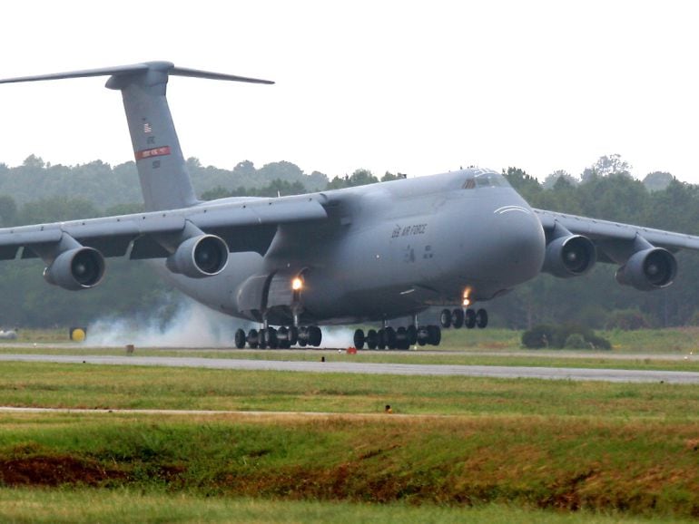 Un avión en el aeropuerto de la Base de Rota