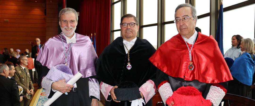 Los nuevos doctor honoris causa, con el rector