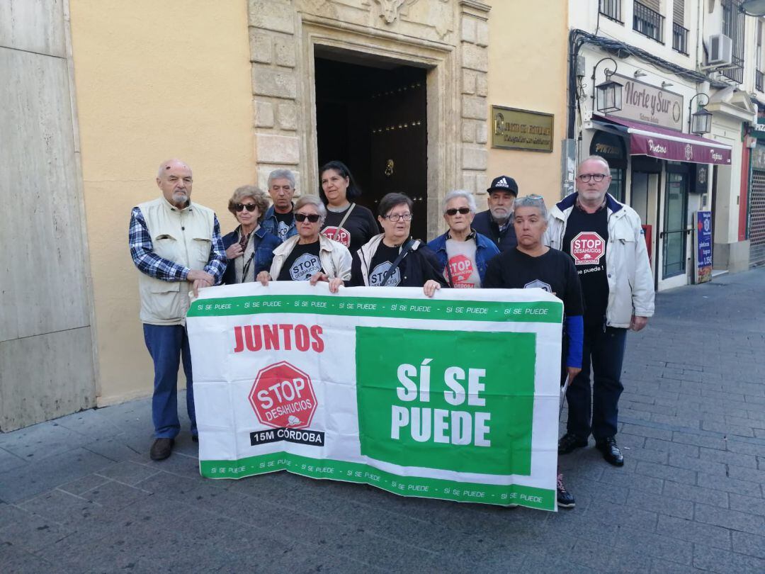 Representantes de Stop Desahucios ante la delegación de  gobierno de la Junta de Andalucía en Córdoba. Piden un plan de emergencia habitacional.