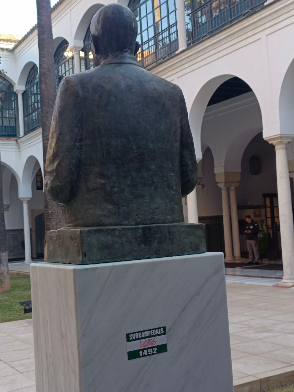 Monumento a Blas Infante, frente al Salón de Plenos del Parlamento de Andalucía.