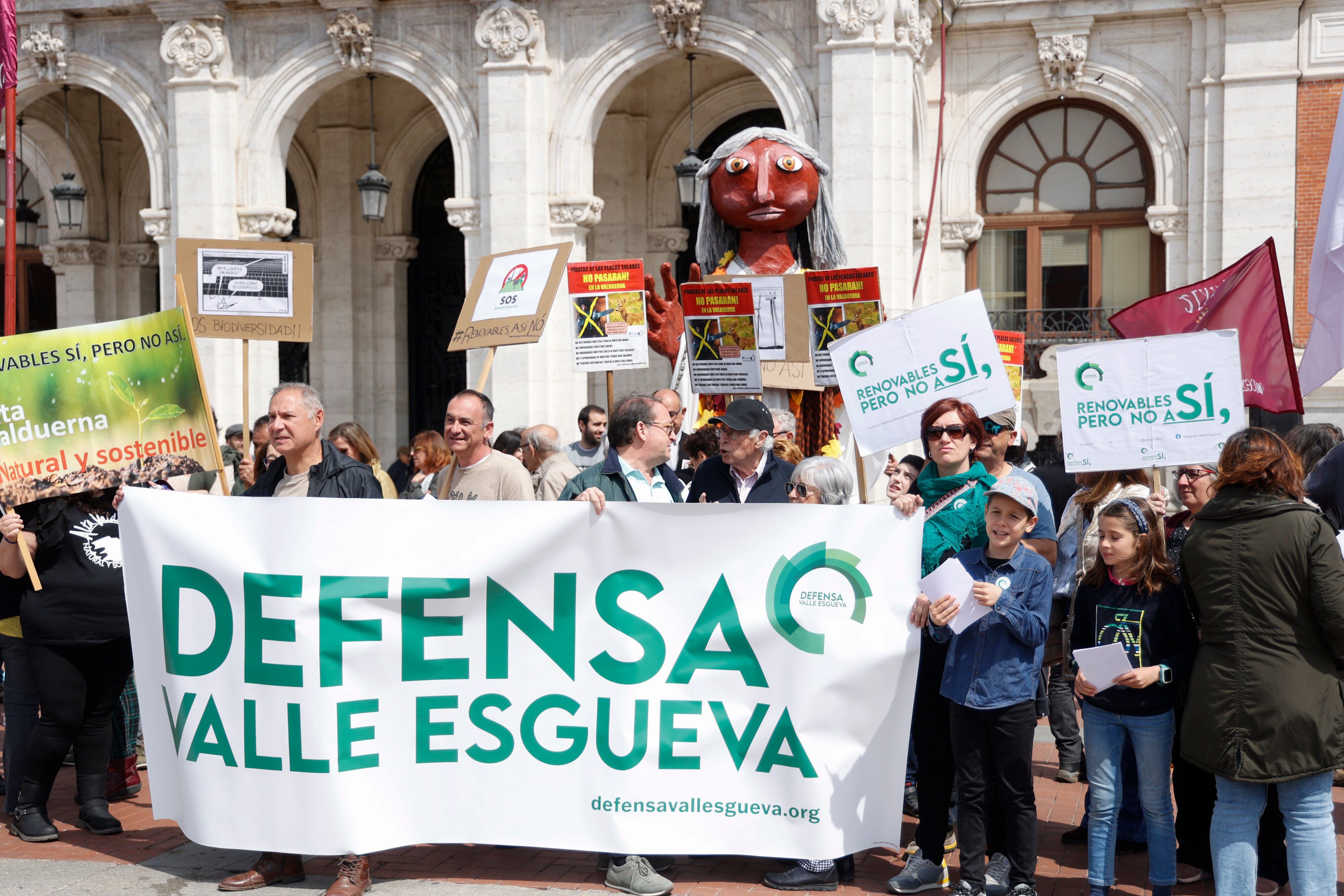 VALLADOLID. 21/05/23. LOURDES AZAÑA. CONCENTRACIÓN CONTRA LAS MACRORENOVABLES EN LA PLAZA MAYOR.