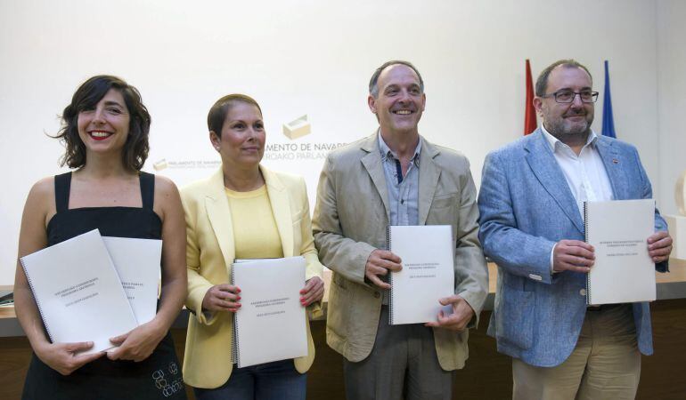 GRA100. PAMPLONA, 17/07/2015.- Los máximos responsables de Geroa Bai, EH Bildu, Podemos e Izquierda Ezkerra, Uxue Barkos (2i), Adolfo Araiz (2d), Laura Pérez y José Miguel Nuin, respectivamente, durante la firma hoy en Pamplona del acuerdo programático qu