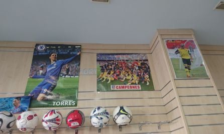 Posters de Fernando Torres en la tienda de deportes del vicepresidente de su peña, José Antonio Camacho