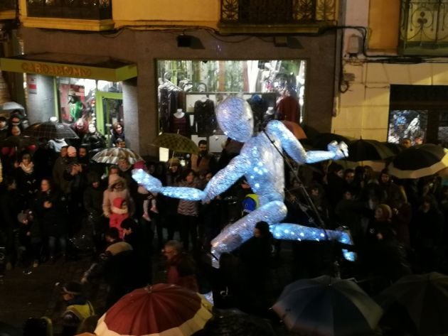 Dundu ha pasaeado entre el público abriendo el cortejo