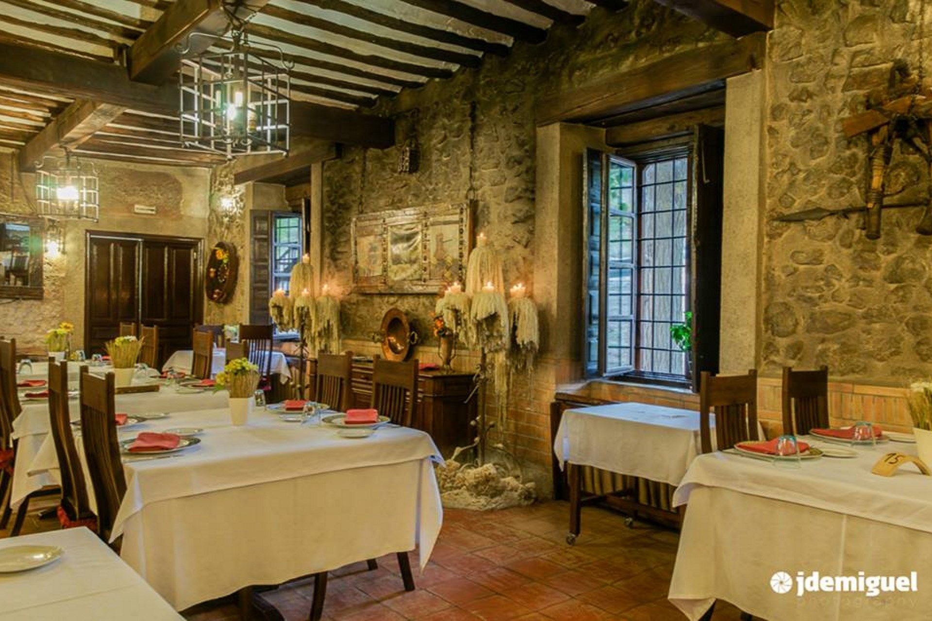 Salones del complejo hostelero de Casas de Luján en Saelices (Cuenca).