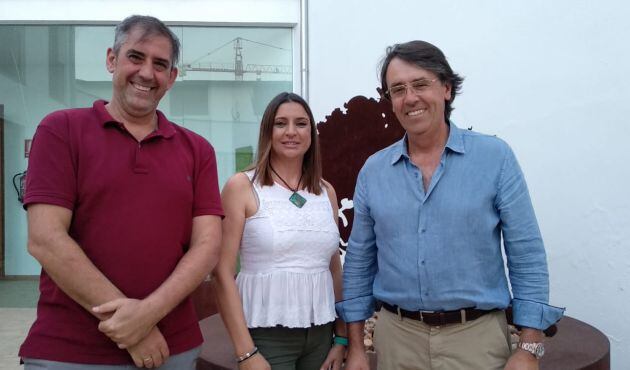 Carmen Illescas con Antonio Jesús Torralbo y Juan Luis Ortiz, Presidente y Secretario de la DOP Los Pedroches