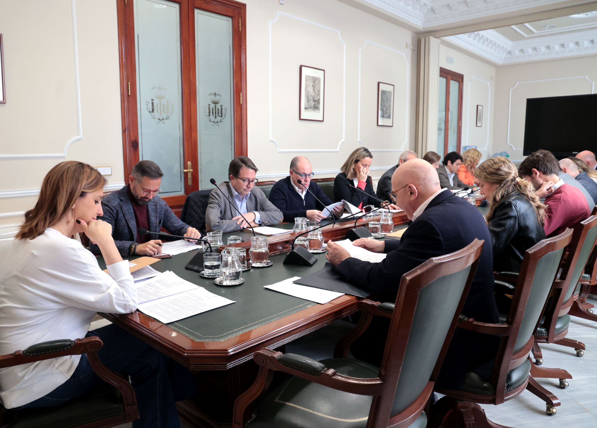 Imagen de la reunión de la junta de gobierno local de València este Jueves Santo, con el portavoz de Vox Juanma Badenas a la izquierda de la alcaldesa de València, María José Catalá, que preside habitualmente la junta