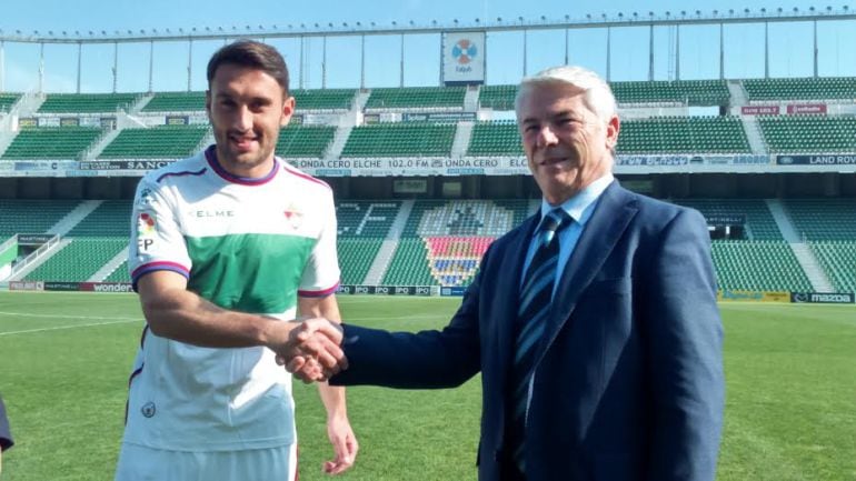 Eldin Hadzic saluda al presidente del Elche CF Juan Serrano