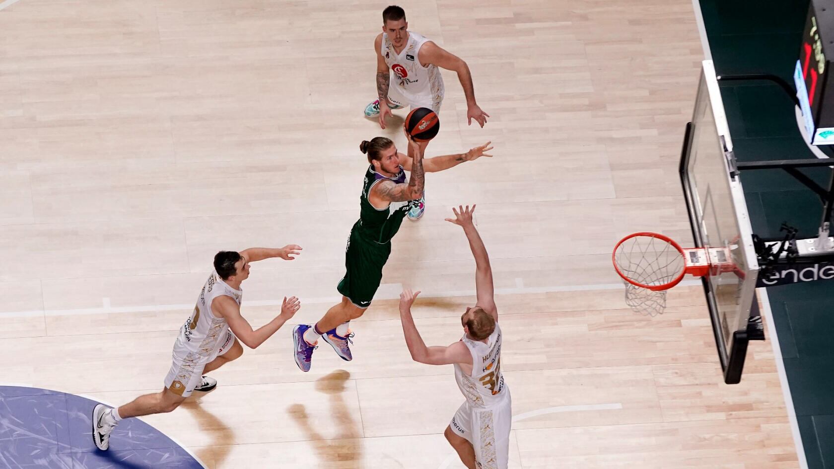 El Unicaja desarboló al Casademont Zaragoza