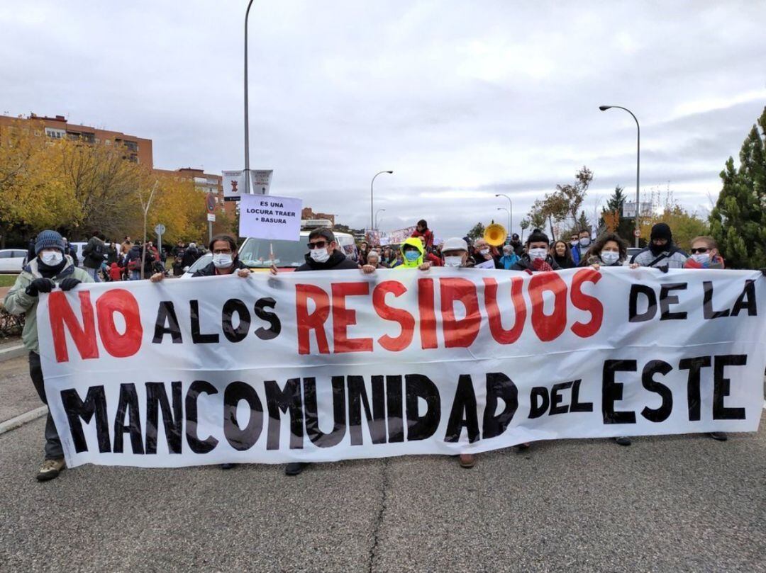 Imagen de una de las manifestaciones vecinales contra la llegada de más residuos a Valdemingómez.