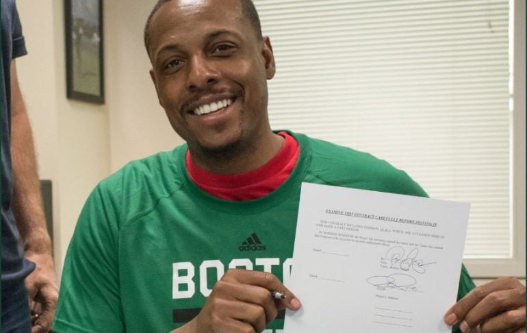 Paul Pierce posa con su nuevo contrato de un día