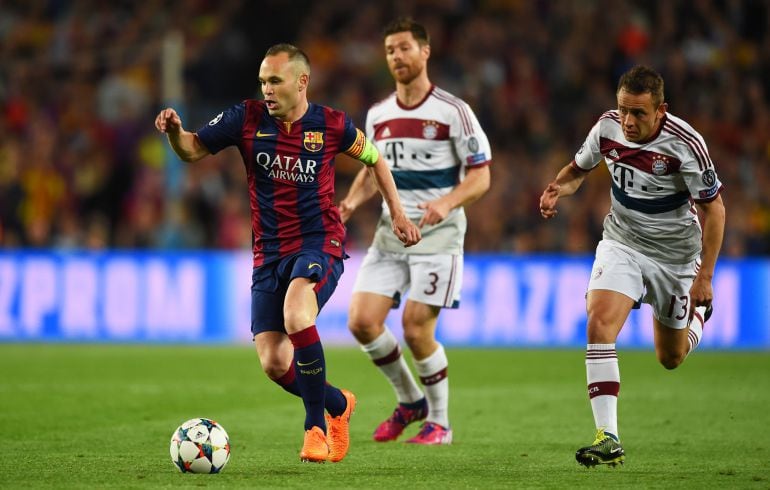 Iniesta conduce un balón en el partido contra el Bayern