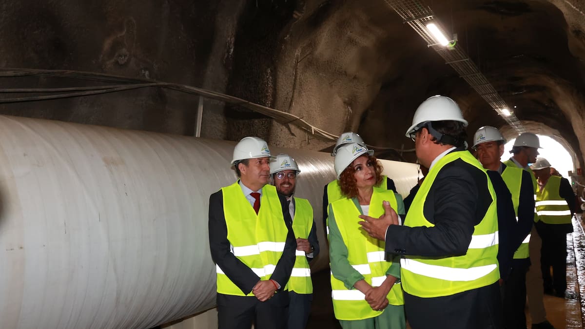 María Jesús Montero: "La planta aporta un valor añadido en materia de emisiones de gases. Se eliminan las maquinarias de bombeo"