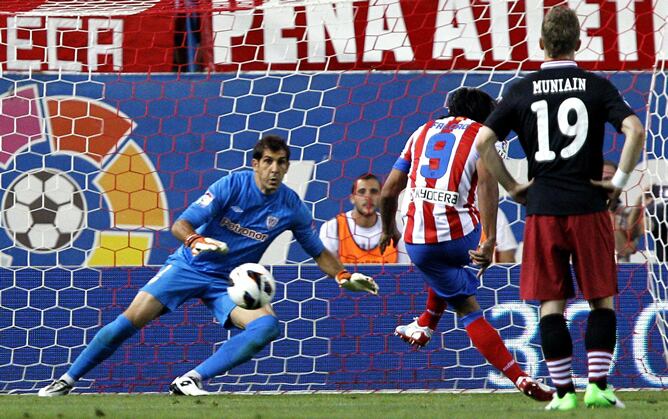 El delantero colombiano del Atlético de Madrid, Radamel Falcao, consigue su tercer gol de penalti, y tercer gol de su equipo, durante el encuentro, correspondiente a la segunda jornada de Liga en Primera División, que Atlético de Madrid y Athlétic de Bilb