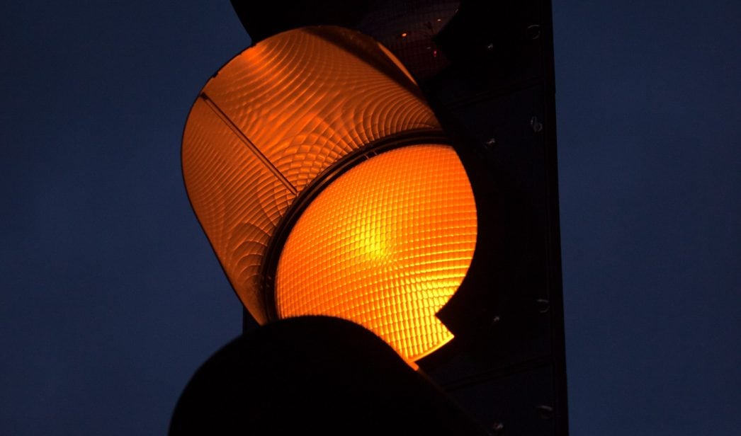 La norma que todo buen conductor debe conocer: ¿Cuál es la multa por pasar un semáforo en ámbar?