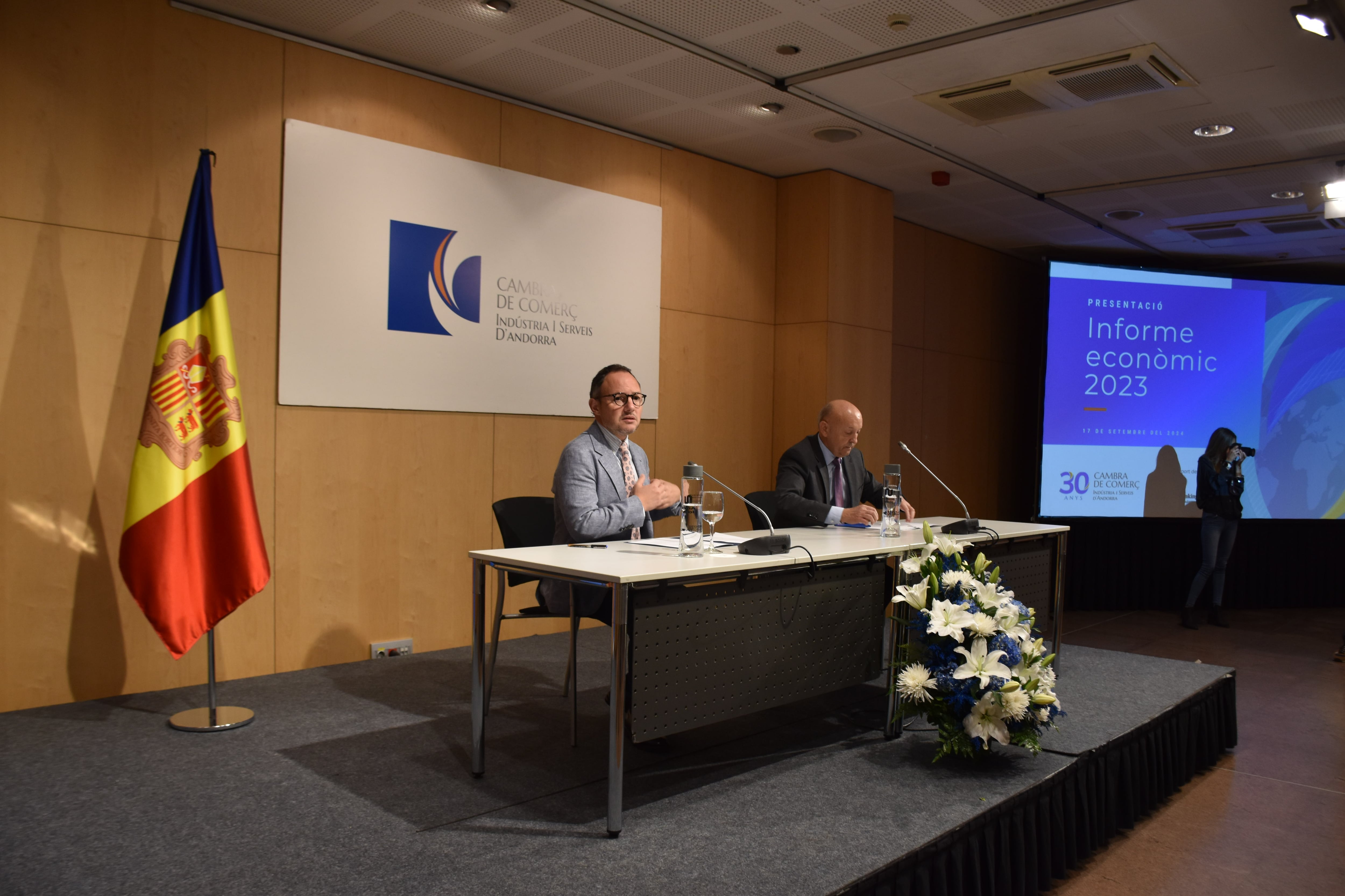 El cap de Govern, Xavier Espot, i el president de la Cambra de Comerç, Indústria i Serveis, Josep Maria Mas, durant la presentació de l&#039;informe econòmic del 2023