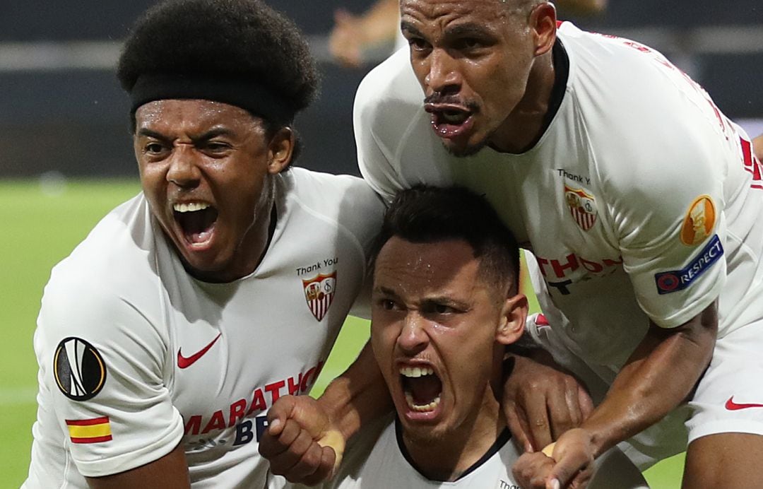 Ocampos celebra su tanto junto a Fernando y Koundé.