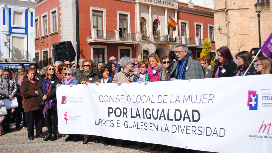 Concentración de dos horas en la Plaza de España de Valdepeñas por la igualdad de hombres y mujeres 
