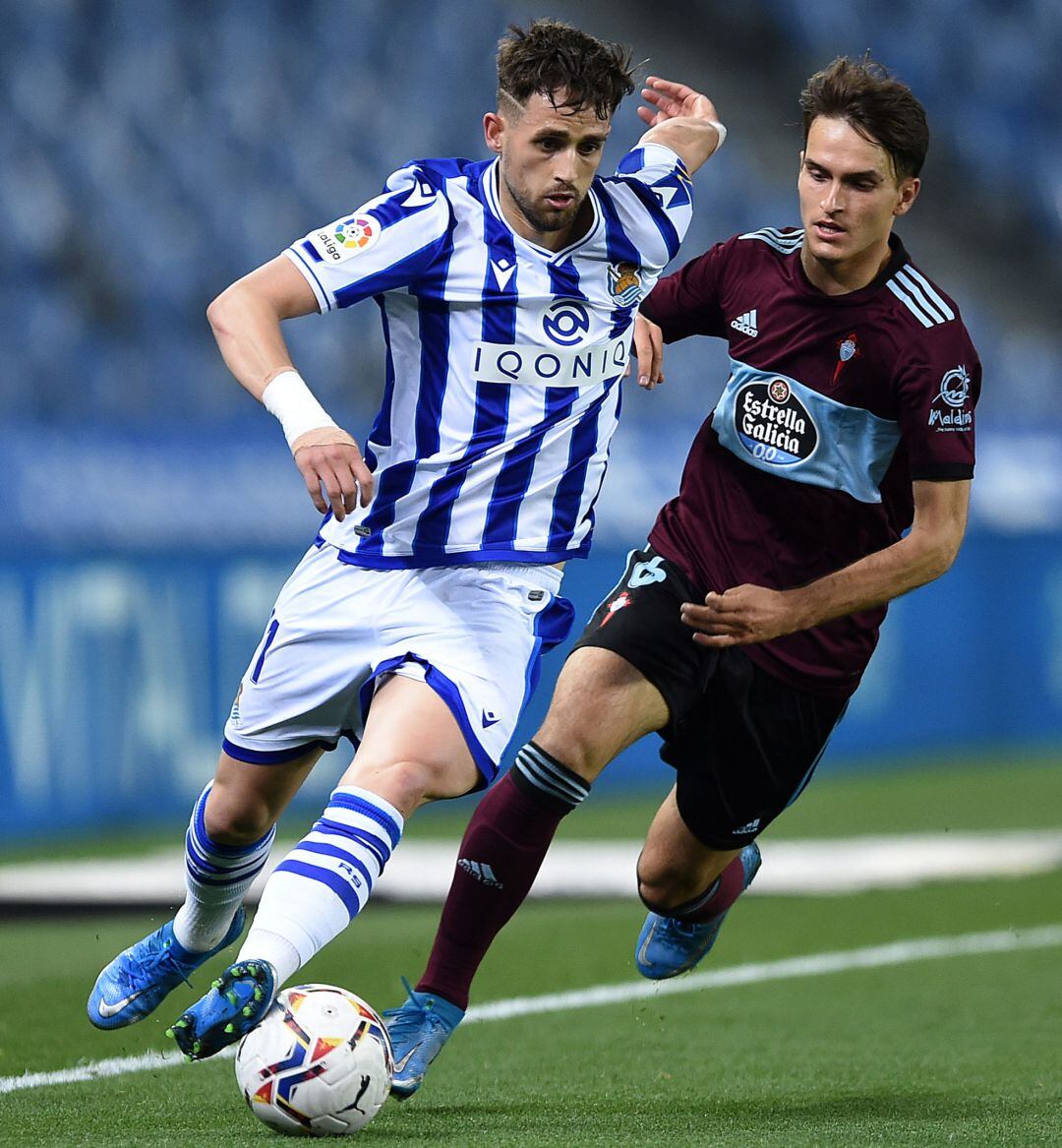 Januzaj, autor del segundo gol realista, se marcha en velocidad de Denis Suarez