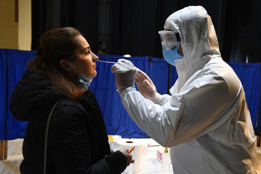 Realización de una prueba PCR del covid.