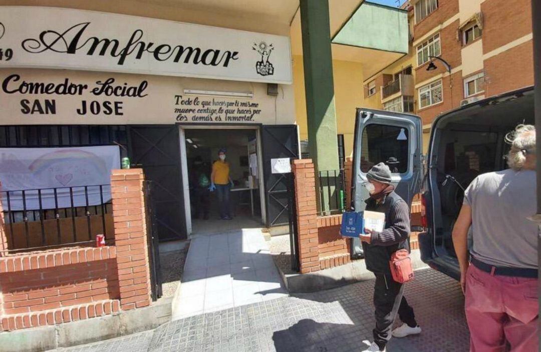 Entrega del material donado en Málaga