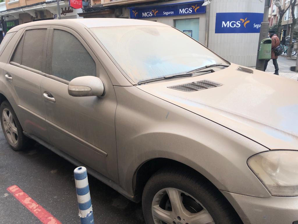 La lluvia de barro deja así los vehículos en Logroño
