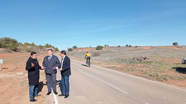 El presidente de la Diputación (d), con el alcalde (c) y el concejal de Movilidad (i) durante la visita a la carretera de Nohales