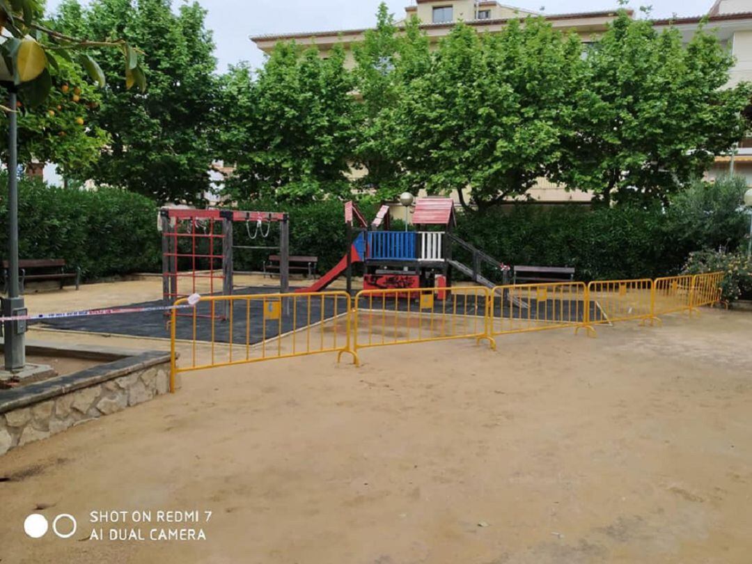 Parque de la plaza Xàtiva, en el Freginal, precintado durante el estado de alarma.