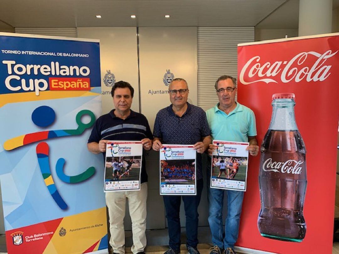 El edil de Deportes Vicente Alberola, en el centro, con Jerónimo Cartagena y José Brotons