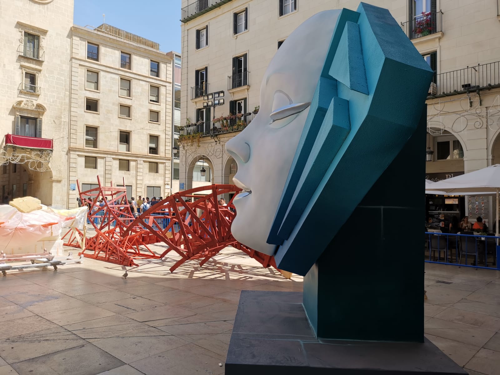 Piezas de la Hoguera Oficial &#039;Leyendas Alicantinas&#039; en la Plaza del Ayuntamiento. Foto: Daniel Rodríguez