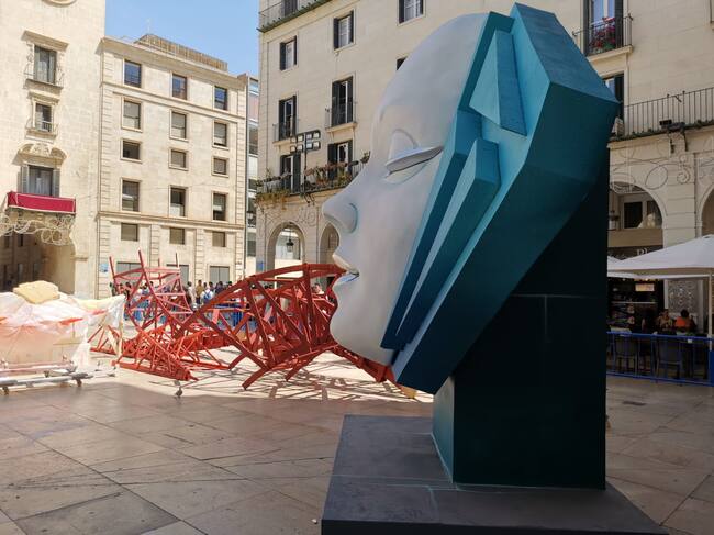 Piezas de la Hoguera Oficial 'Leyendas Alicantinas' en la Plaza del Ayuntamiento. Foto: Daniel Rodríguez
