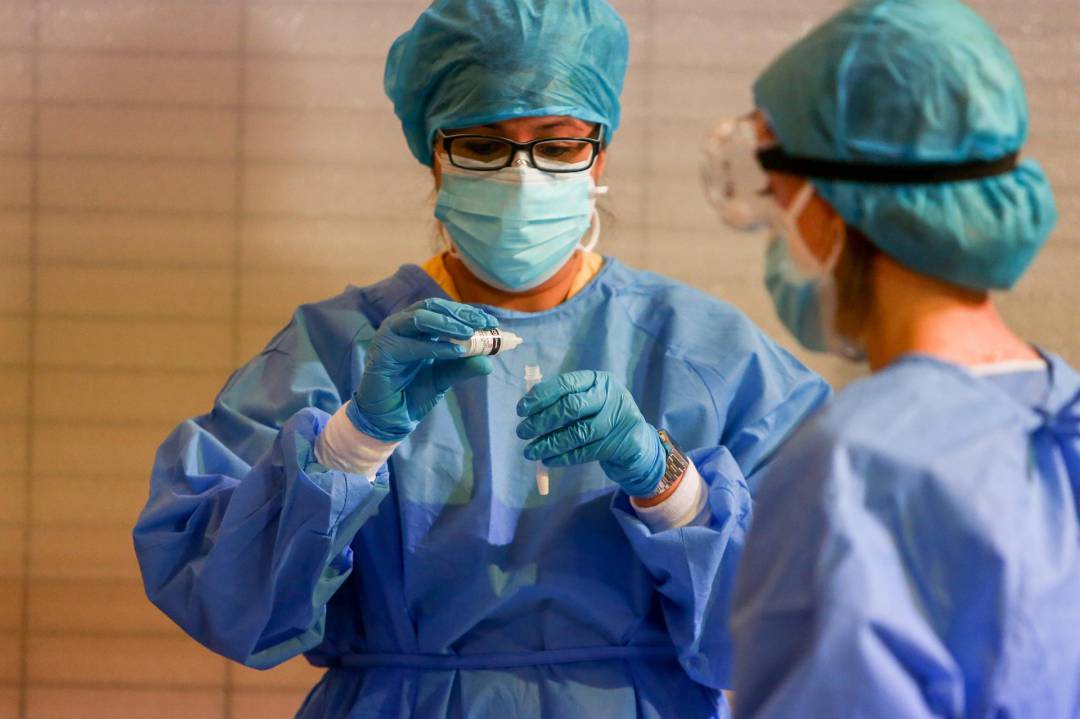 Dos sanitarias realizando pruebas durante la pandemia