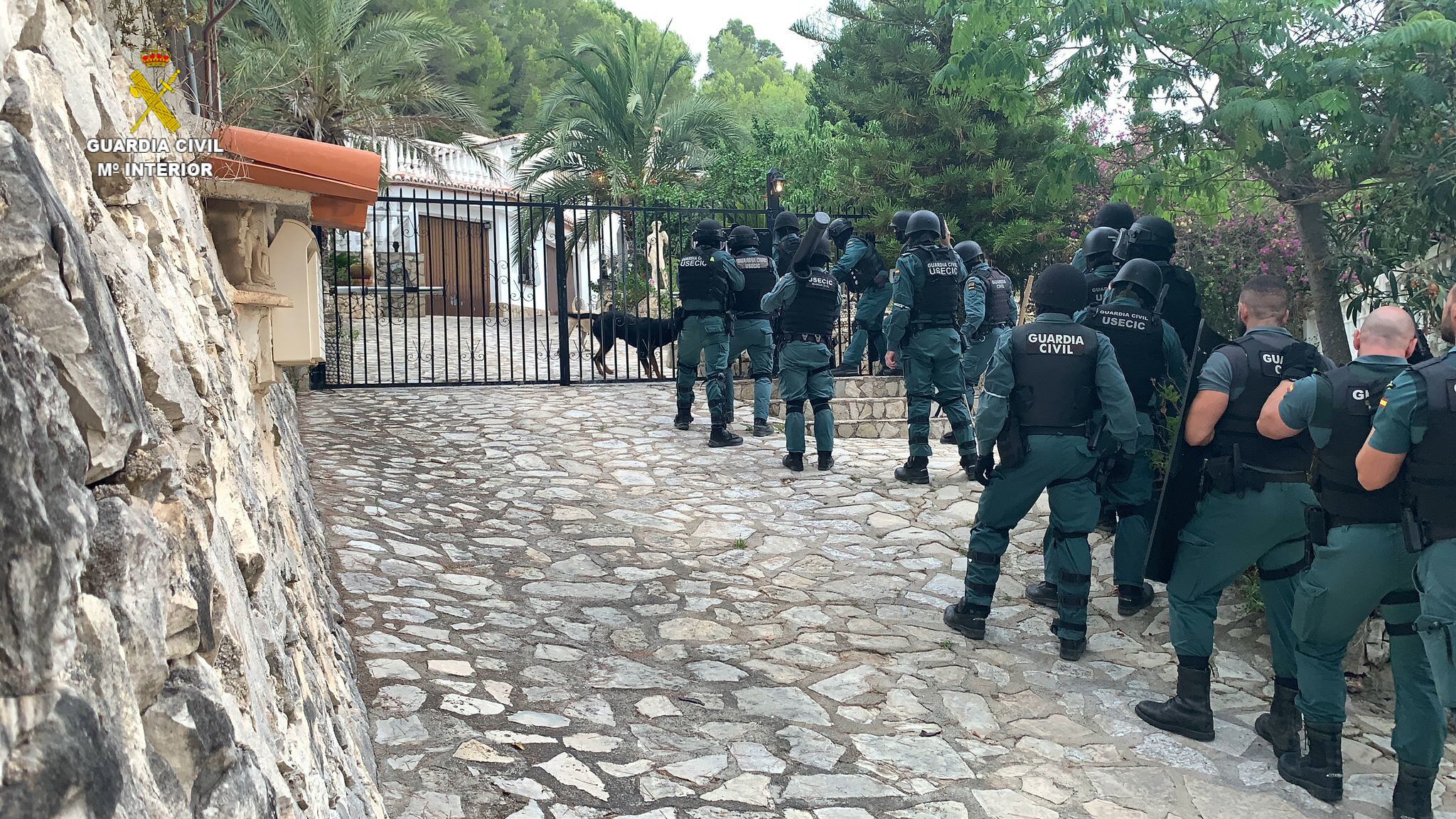 Efectivos de la Guardia Civil antes de entrar en la vivienda.